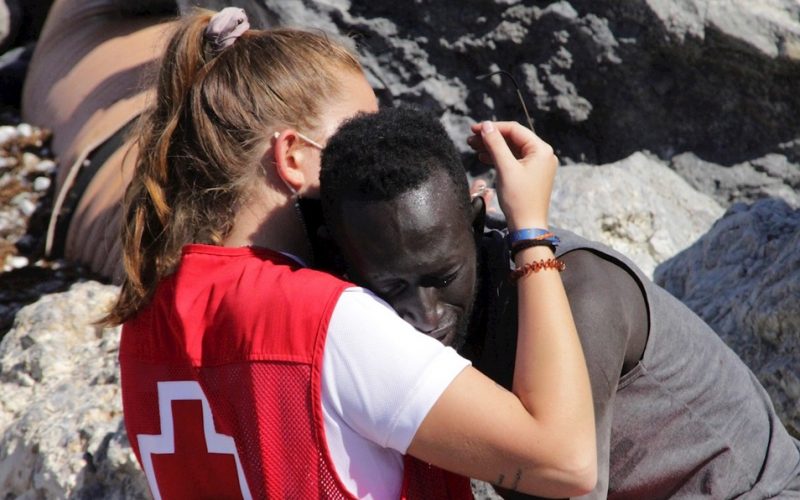 Conmovedora imagen de joven abrazando a migrante en Ceuta genera mensajes racistas