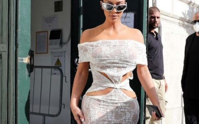 Kim Kardashian desata polémica por sensual vestido al visitar el Vaticano