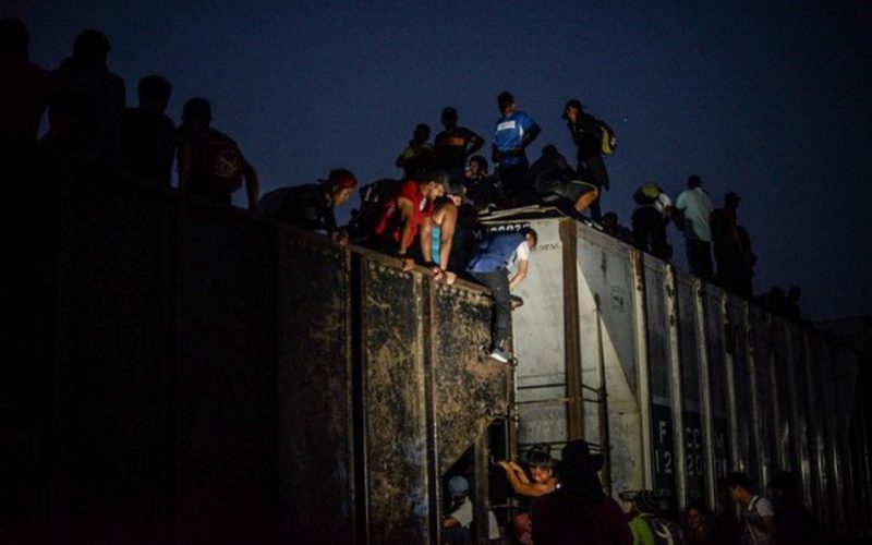 Hallan en Texas a más de 160 migrantes a bordo de camiones en menos de 24 horas
