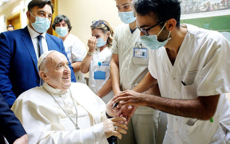 El papa Francisco sale del hospital tras pasar diez días recluido