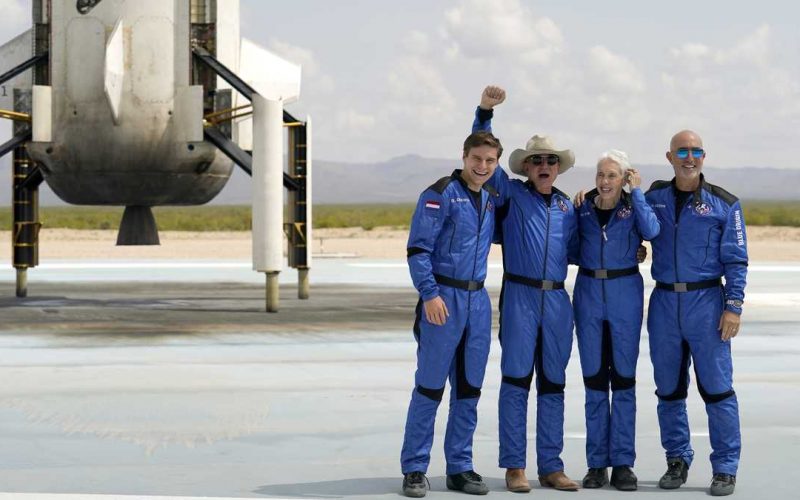 Jeff Bezos culmina el primer vuelo espacial de Blue Origin con un aterrizaje exitoso