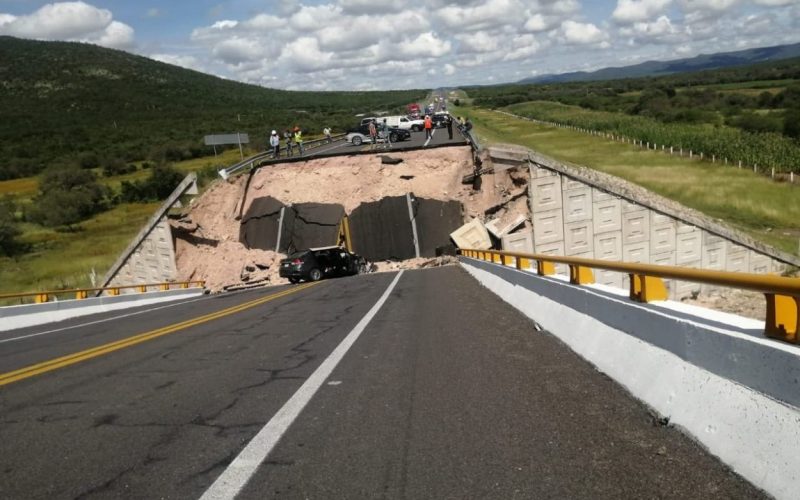 Otra tragedia de AMLO: Se desploma puente en vía de SLP; hay un muerto