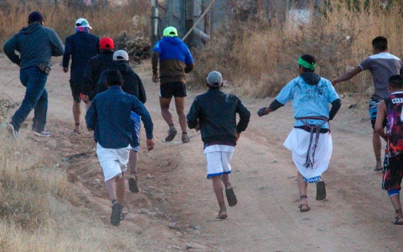 Realizan comunidades indígenas urbanas su tradicional carrera de bola en Chihuahua capital