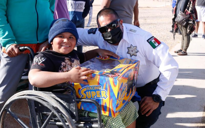 Entrega Policía del Estado juguetes y bicicletas a niños en Ciudad Juárez