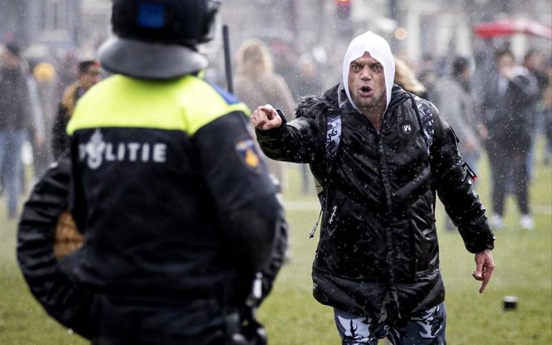 Protestan en Holanda contra las medidas de confinamiento por los contagios de Covid-19