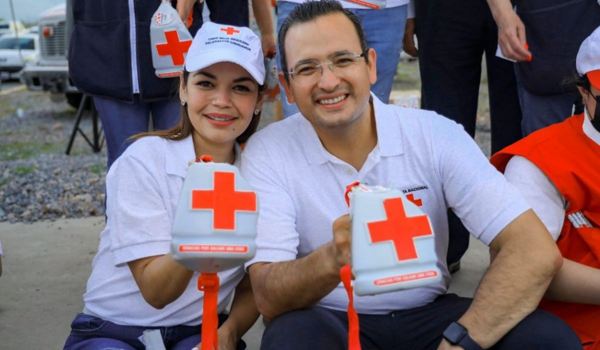 Se solidarizan funcionarios municipales con la Cruz Roja; apoyan en boteo