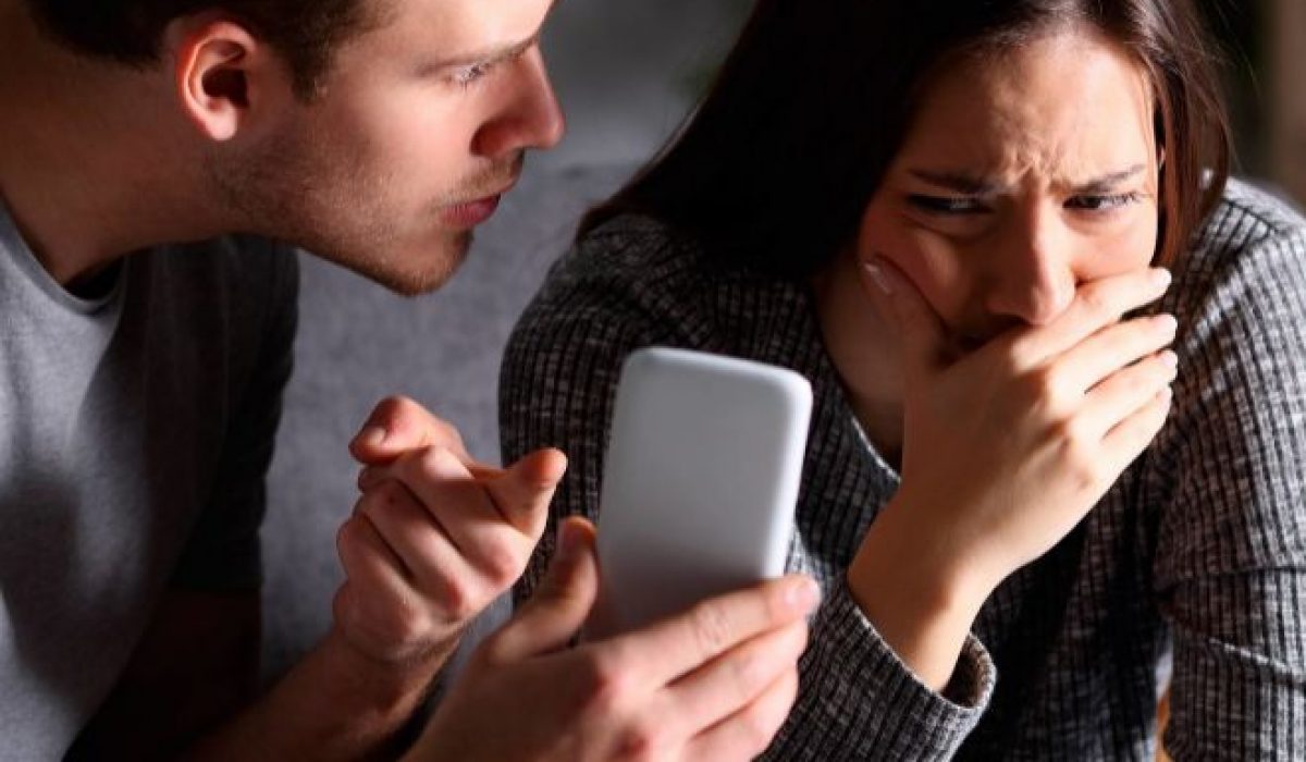 ¿Tu pareja te espía desde el celular? Así puedes saber si eres víctima de stalkerware