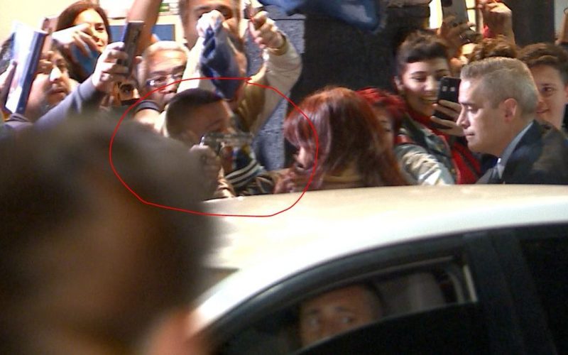 #Último.momento: Intentaron disparar un arma a centímetros de Cristina Kirchner y no salio el tiro