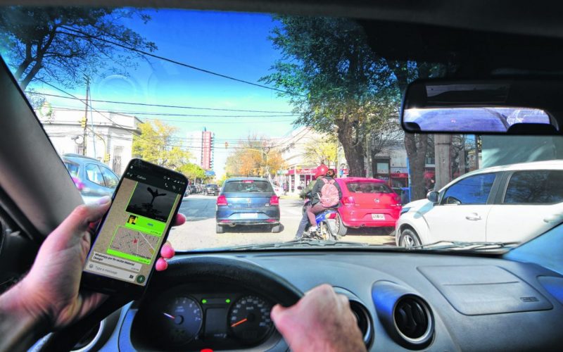 Más del 70% de los conductores utiliza el celular mientras conduce; el 49% lo usa para llamadas y el 9% para enviar mensajes, según estudio