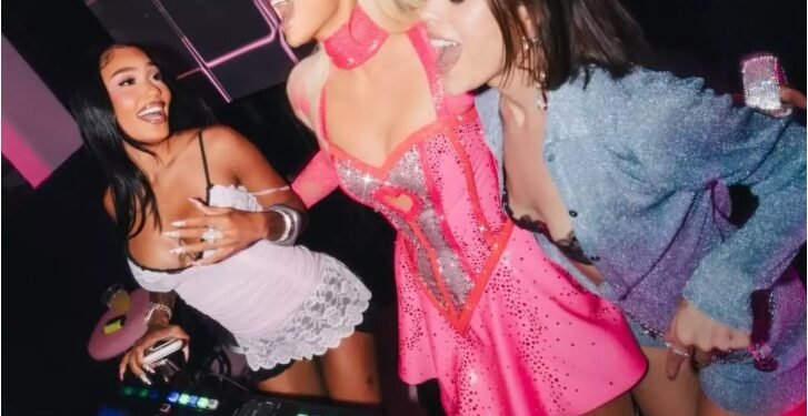 Danna Paola deslumbra en la fiesta de cumpleaños de Paris Hilton inspirada en Barbie
