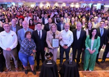 Sociedad civil reconoce a Maru Campos por NutriChihuahua