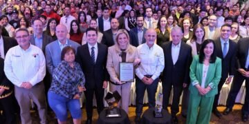 Sociedad civil reconoce a Maru Campos por NutriChihuahua