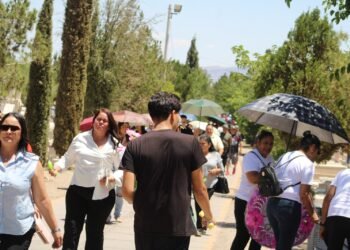 Acudieron miles de familias a panteones municipales por Día de las Madres