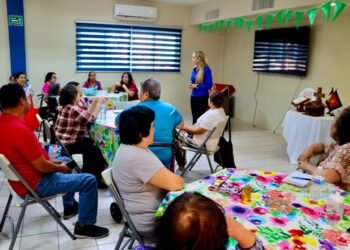 Convivió diputada Carla Rivas con padres de familia de la colonia Santa Rosa