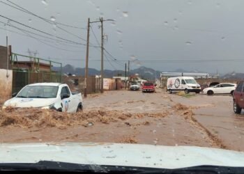 Urge Protección Civil a la población a que evite cruzar por arroyos y calles inundadas