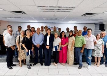 Entregan Sección 8 del SNTE y Gobierno del Estado bonos económicos a 1,834 pensionados y jubilados