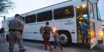 Hacienda en Estados Unidos exigirá declarar estatus migratorio mientras tribunales frenan deportaciones exprés